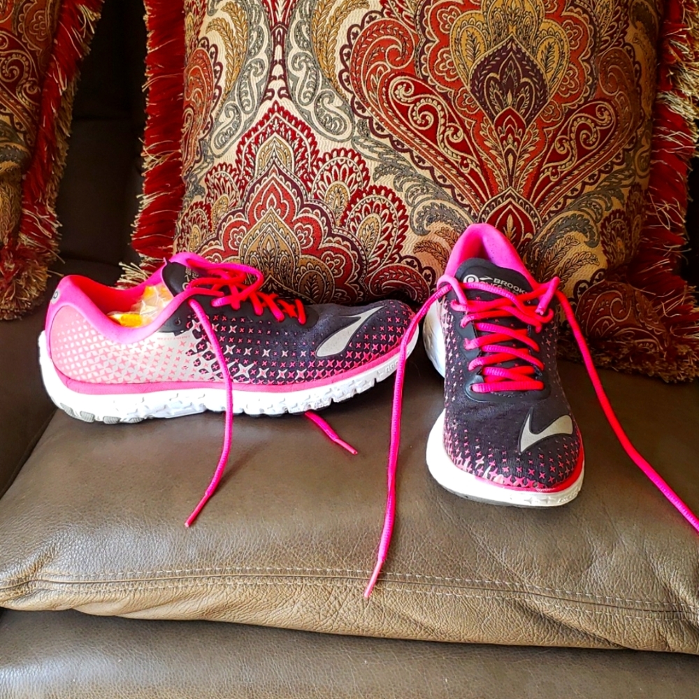 BROOKS-Pureflow 5 running shoe. WOMEN'S 9.5 B
